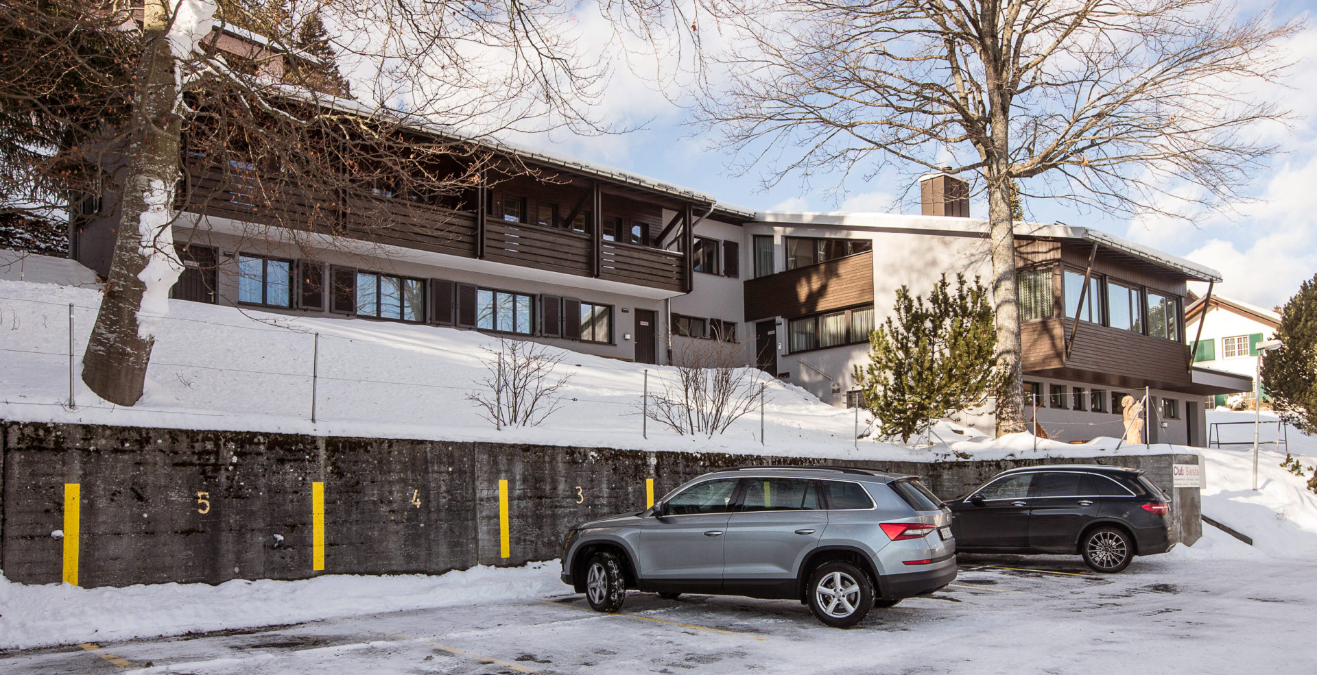 Clubhaus Siesta - Aussenansicht Winter & Parkplätze